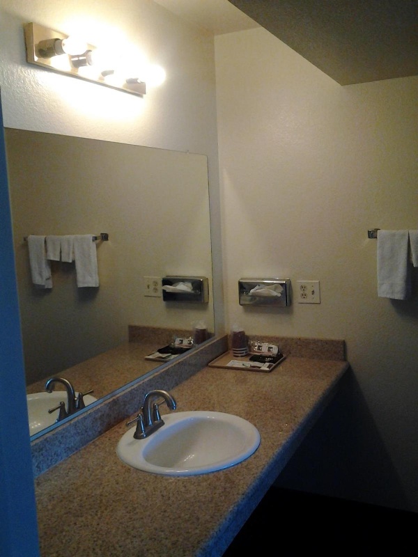 Holiday Motel Oakdale image 4